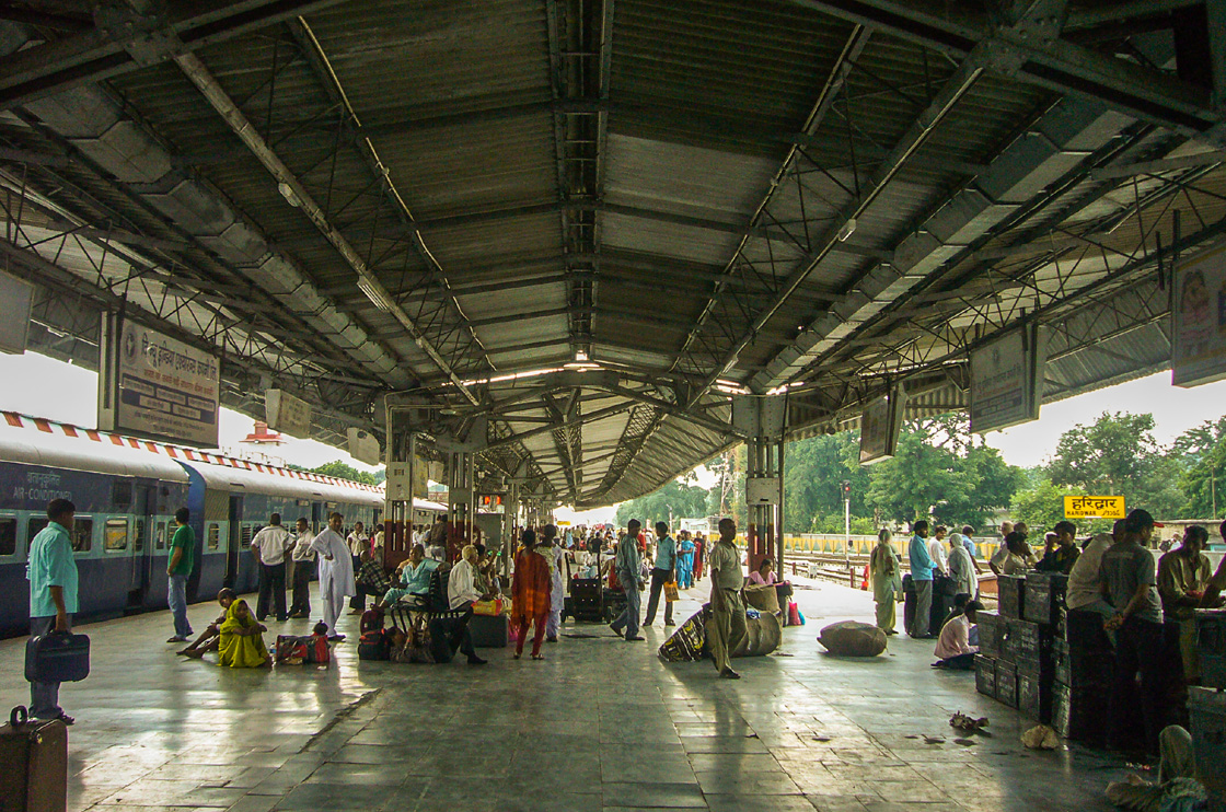 Esperando el tren Estación de tren en la India