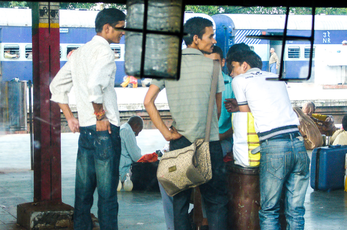 Jóvenes cualquiera en una estación cualquiera Estación de tren en la India