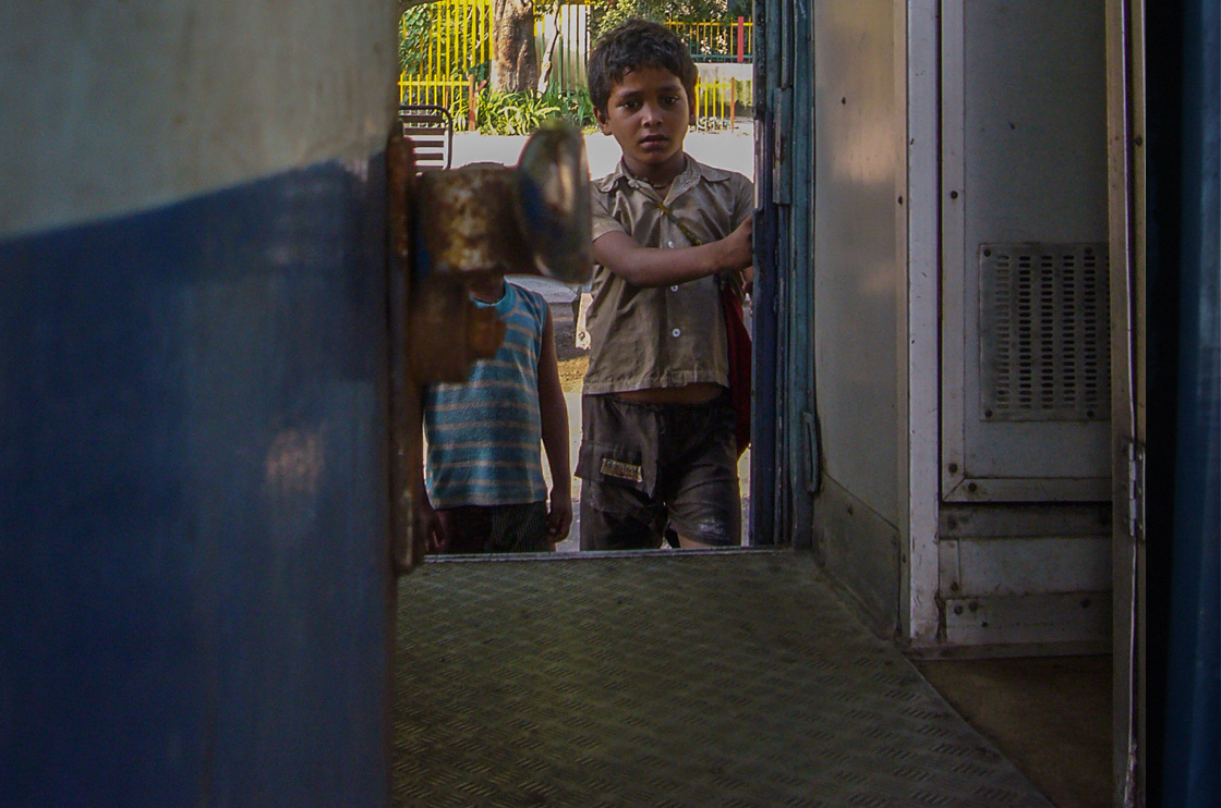 Dos niños pidiendo algo que tendrían que tener Pidiendo lo que les corresponde