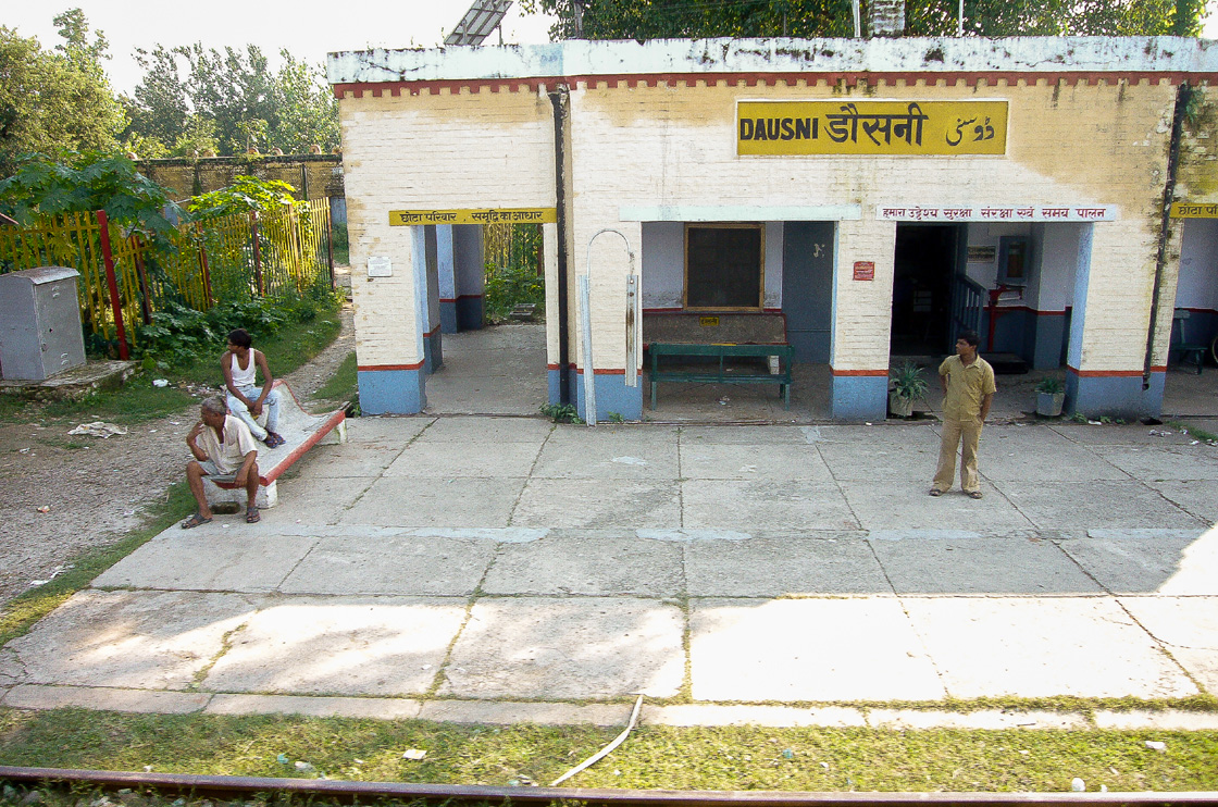Tres observadores en una estación de tren en la India Estación de tren en la India